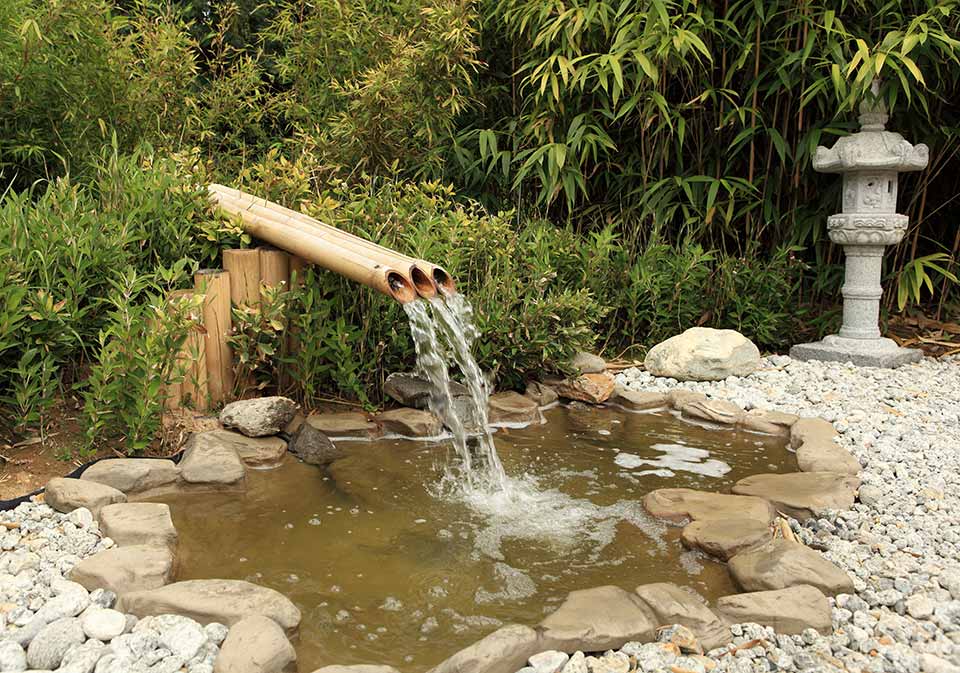 Dans un design de permaculture, récupérer et stocker l’eau de pluie sur son site sont des actions incontournables à bien réfléchir pour en optimiser l’efficacité en fonction de ses objectifs et son contexte.