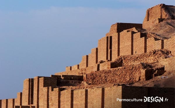 Il existe diverses techniques de construction en terre crue très utiles en permaculture pour la création de bâtiments naturels.