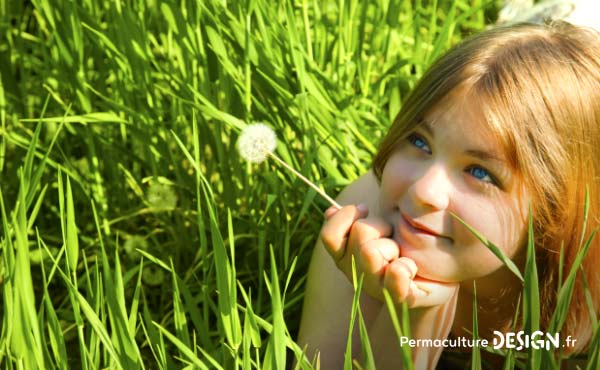 Conseils et idées ludiques pour faire découvrir la permaculture aux enfants et resserrer leur lien avec la nature tout en développant leur imagination et leur créativité !!