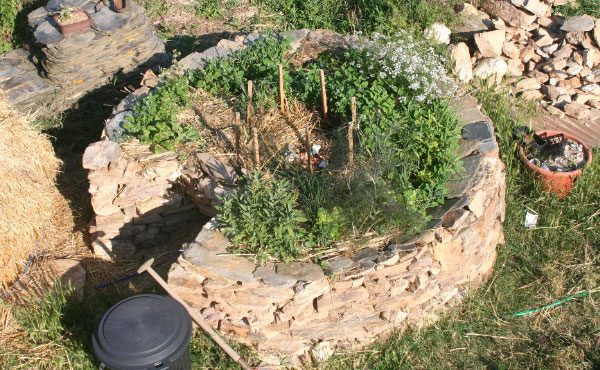 Inspiré de la permaculture, le keyhole garden ou jardin en trou de serrure est un support de cultures astucieux à la portée de tous !