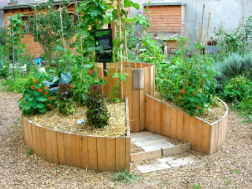 Inspiré de la permaculture, le keyhole garden ou jardin en trou de serrure est un support de cultures astucieux à la portée de tous !