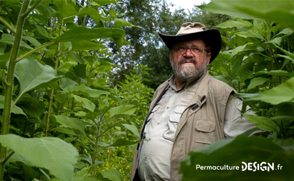 La butte Hugelkultur, contenant beaucoup de bois, est une technique de cultures potagères et fruitières atypique popularisée par Sepp Holzer le célèbre permaculteur autrichien.