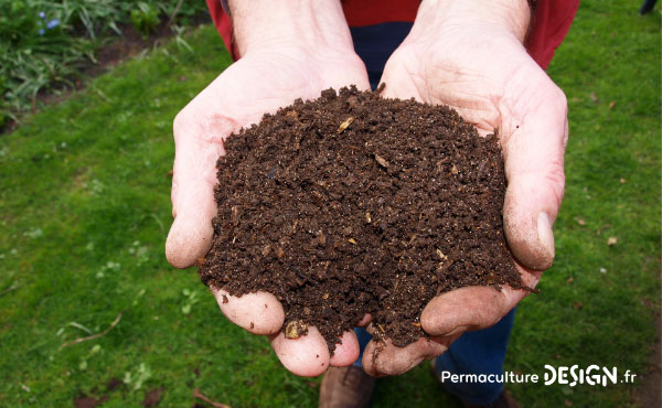 Tout savoir sur le compost et les techniques de compostage existantes pour fabriquer soi-même son compost maison pour le jardin potager, d’ornement ou ses bacs de cultures et jardinières sur le balcon !