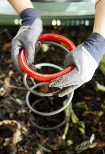 Tout savoir sur le compost et les techniques de compostage existantes pour fabriquer soi-même son compost maison pour le jardin potager, d’ornement ou ses bacs de cultures et jardinières sur le balcon !