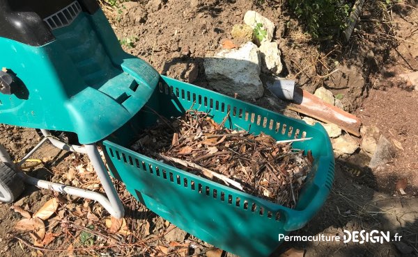 Sur la ferme familiale Merci Nature près de Bordeaux, on ne regrette pas d’avoir investi dans un bon broyeur pour particulier car tous nos « déchets verts » sont bien vite transformés en super amendement pour le jardin !!