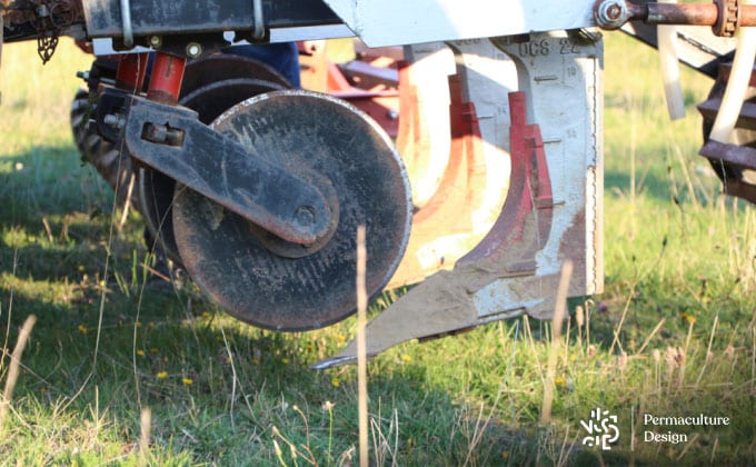 Griffes d’une sous-soleuse Yéomans pour la régénération des sols compactés.