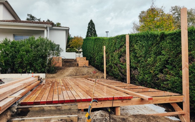 Jardin en permaculture à Bordeaux, terrasse conçue par des architectes paysagistes.