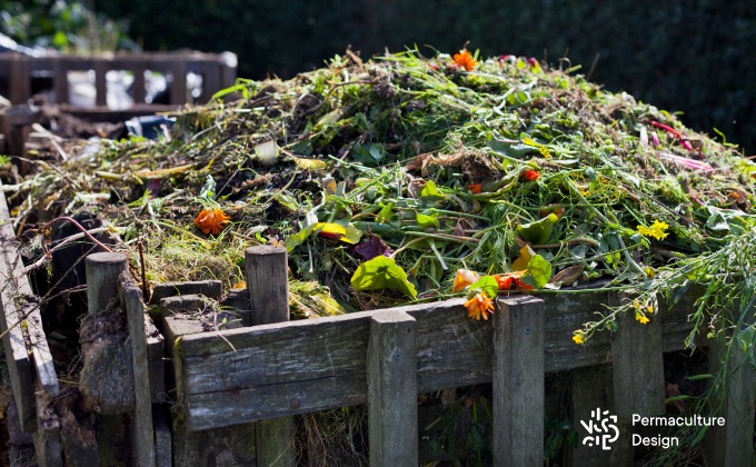 Bac de compost dans un jardin en permaculture.